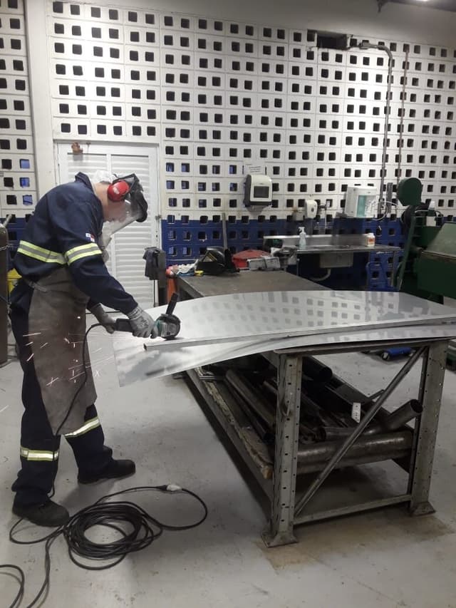 在工作台上制作和装配金属零件