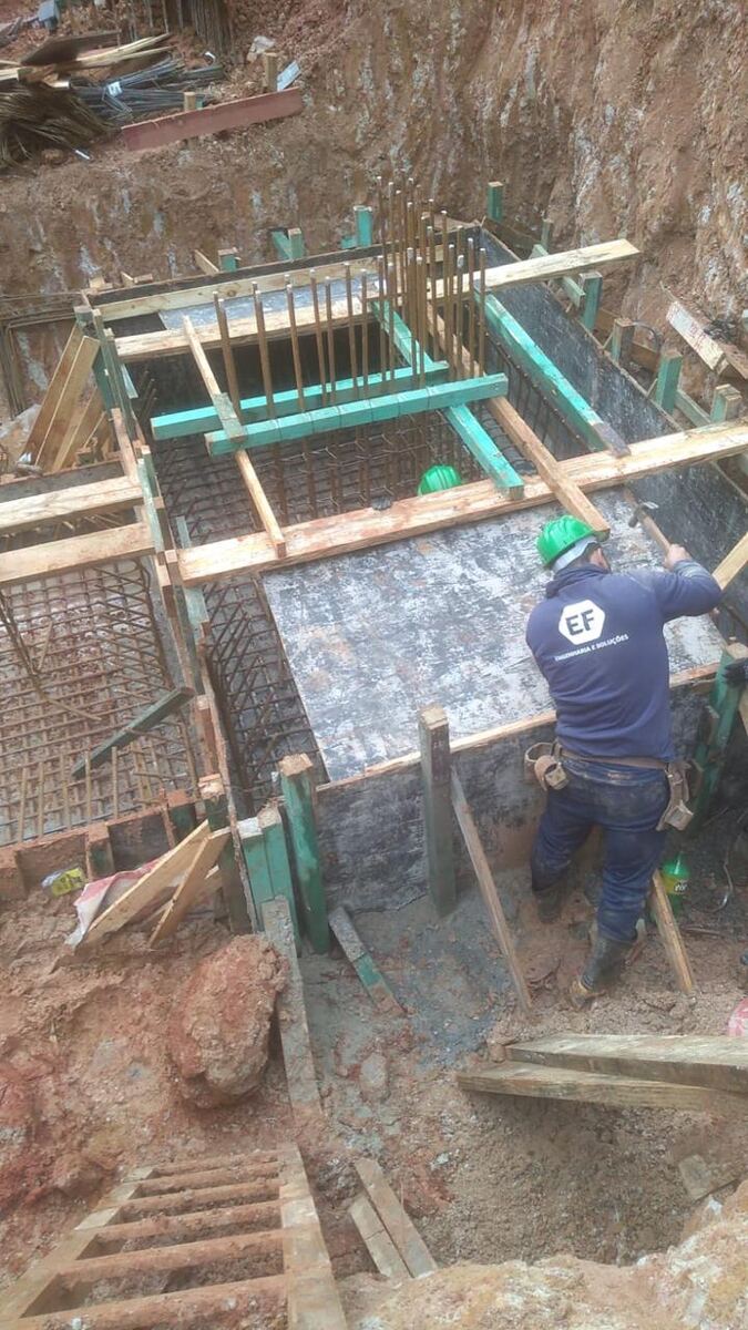 Equipe executando fundações em concreto armado