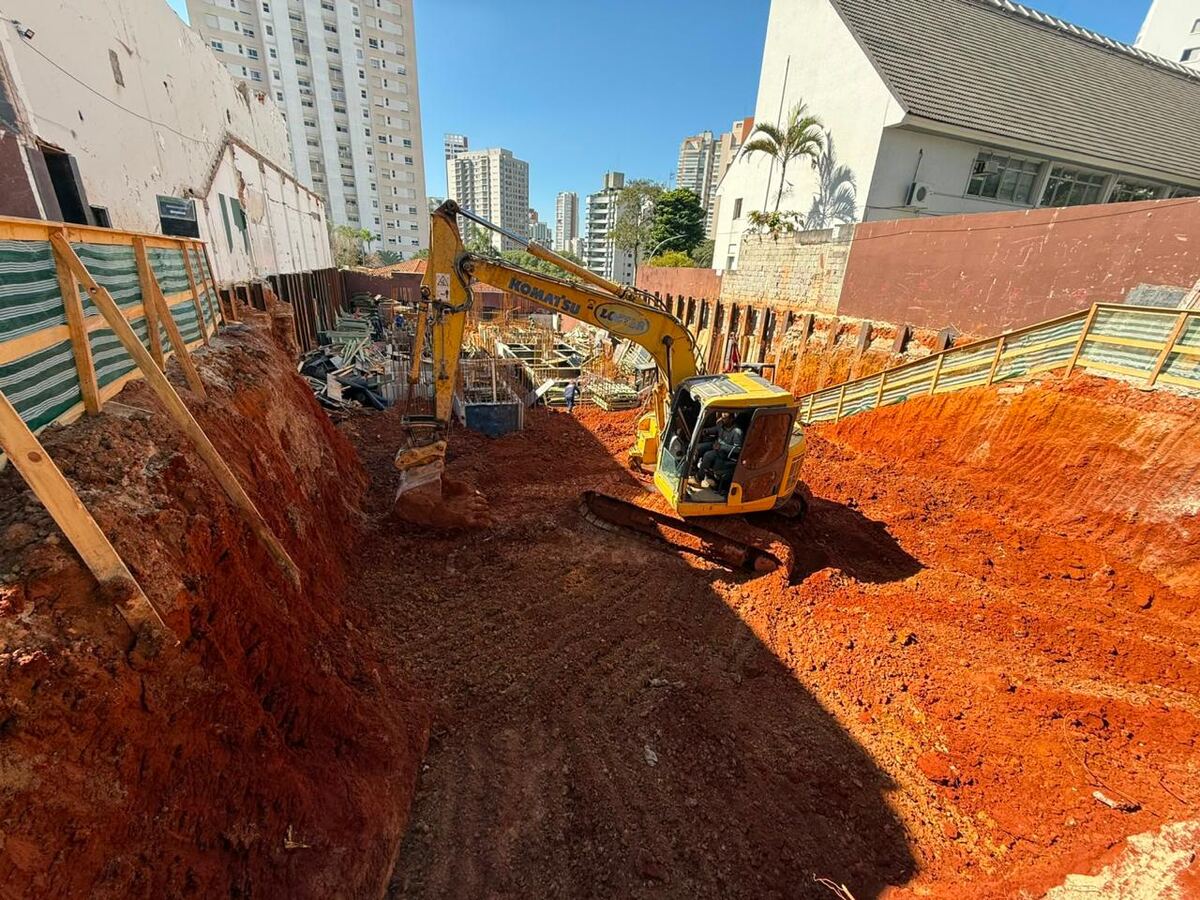Escavadeira em movimentação de terra